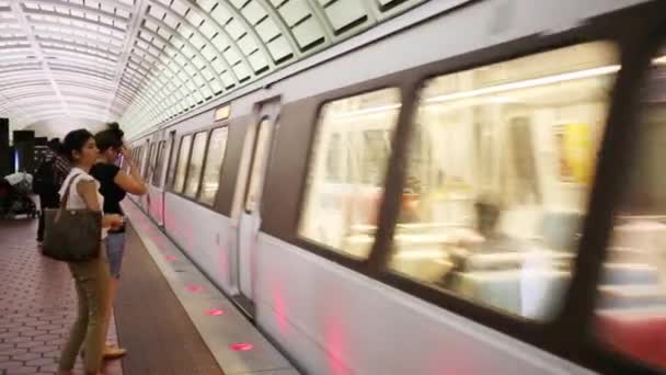 Mensen in de metro van Washington — Stockvideo