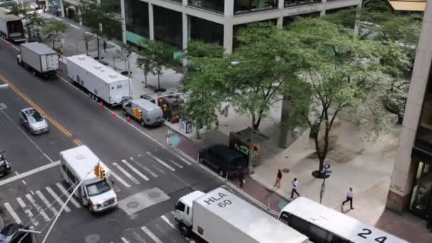 交通在城市的街道在纽约 — 图库视频影像