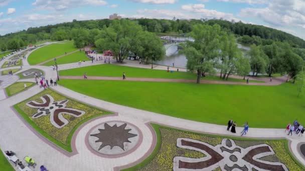 Turisti a piedi dal parco Tsaritsino vicino all'isola di Horseshoe — Video Stock