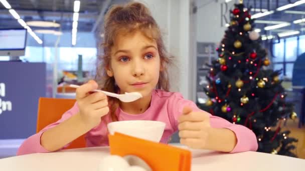 Girl eats ice cream in cafe — Stock Video