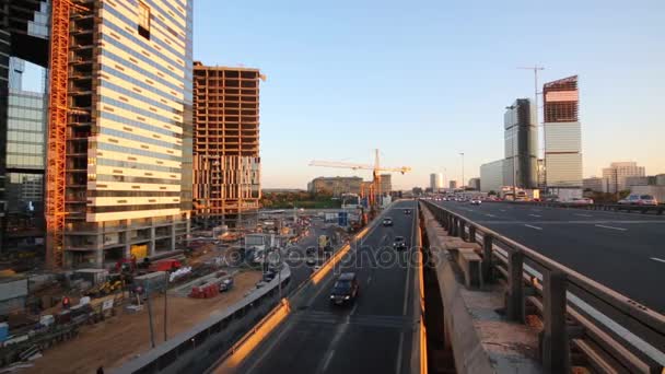 Derde ringweg en bewegende auto's in Moskou — Stockvideo