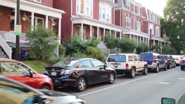 Дома и припаркованные машины в жилом районе в Вашинтоне . — стоковое видео