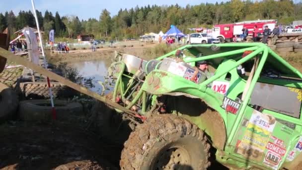 Трактор тягне автомобіль у конкурсі позашляхових тропічного лісу — стокове відео