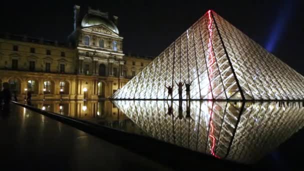Verlichte glazen pyramide van het Louvre in Parijs — Stockvideo
