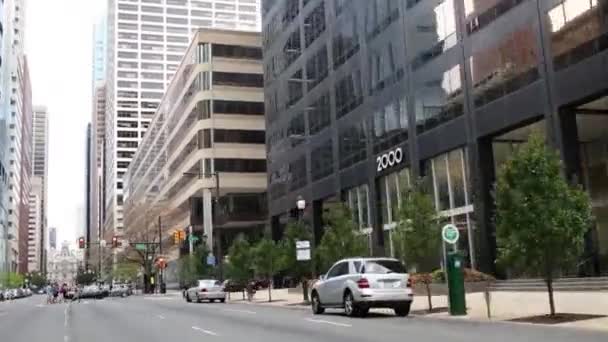 Mensen en auto's tussen de wolkenkrabbers in Philadelphia — Stockvideo
