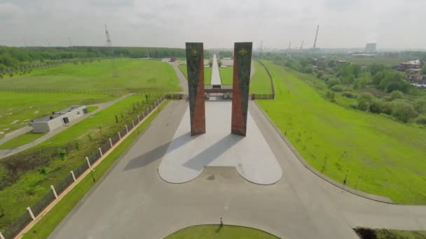 Bundesdenkmalfriedhof mit Denkmal — Stockvideo