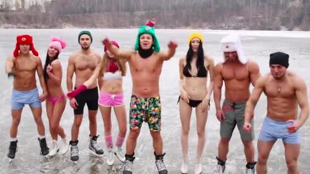 Mensen in ondergoed schreeuwen op de ijsbaan — Stockvideo