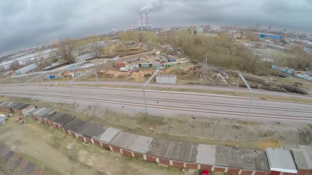 Las afueras de la ciudad con ferrocarril en el día nublado — Vídeos de Stock