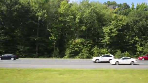 Movimento rápido de carros na estrada — Vídeo de Stock