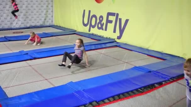 Dzieci skoki w klubie trampolina — Wideo stockowe