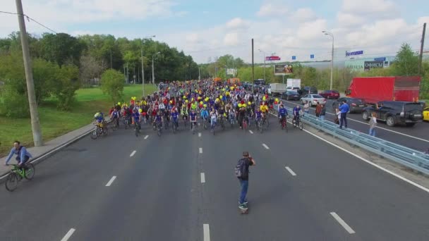 Велосипедисты ездят по шоссе во время велосипедного парада — стоковое видео