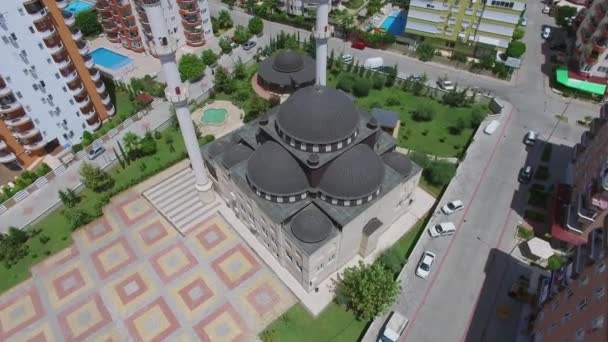 Moschee mit zwei Minaretten in Mahmutlar — Stockvideo