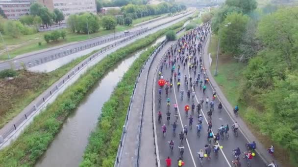 Radfahrer fahren bei Fahrradkorso auf der Straße — Stockvideo