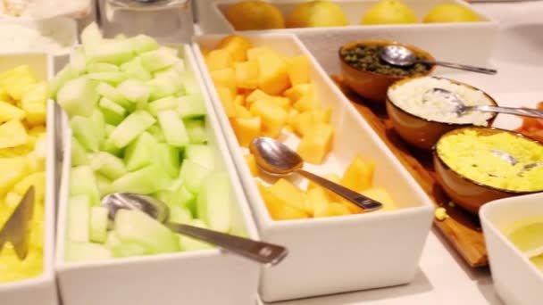 Pieces of fruits on table in restaurant — Stock Video