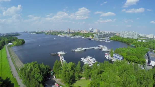 Химкинское водохранилище с яхтами на причале — стоковое видео