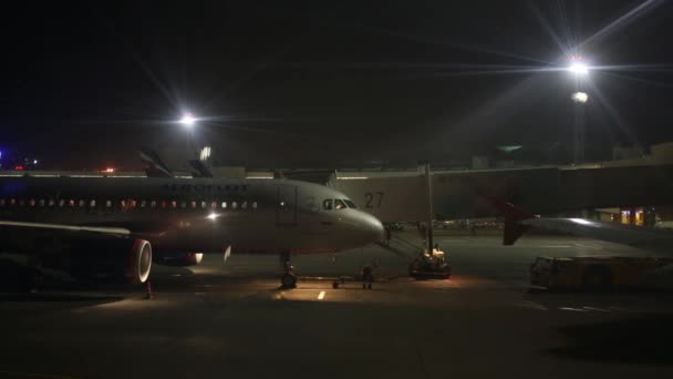 Pesawat yang terparkir setelah berhasil mendarat di bandara — Stok Video