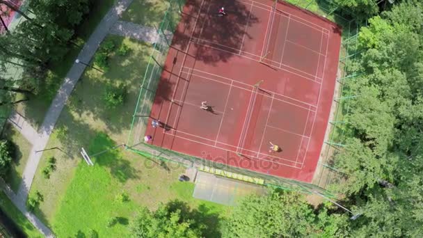 Parque infantil com família jogar badminton — Vídeo de Stock