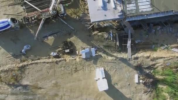 Люди работают с бетоном на строительной площадке — стоковое видео