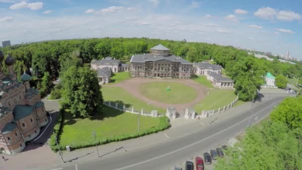 Kostel Nejsvětější trojice a palác Ostankino poblíž parku — Stock video