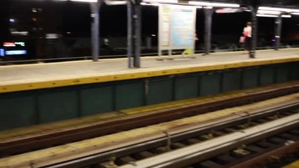 Vlak přijíždí do moderní Metro v New Yorku — Stock video