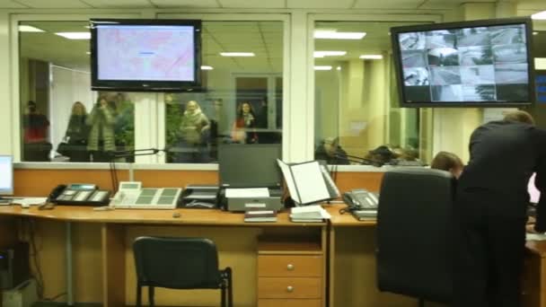 Callcenter in politie van Moskou — Stockvideo