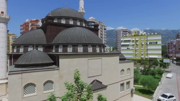 Mezquita entre casas residenciales en el distrito de Mahmutlar — Vídeo de stock