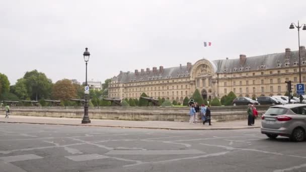 Ruch samochodów na skrzyżowaniu przed Hotel national des Invalides — Wideo stockowe