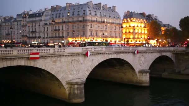 Pont au değiştirmek Seine Nehri üzerinde akşam — Stok video