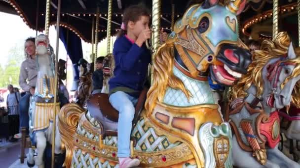 Ludzie na konie carousel w Disneylandzie w Paryżu — Wideo stockowe
