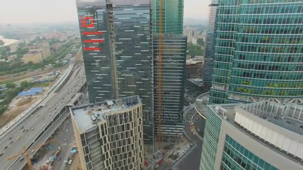 複雑な高層ビル群付近の高速道路交通 — ストック動画