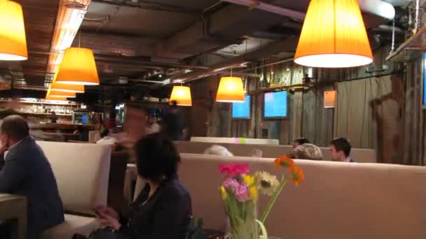 Люди обедают в арт-кафе Рукав — стоковое видео