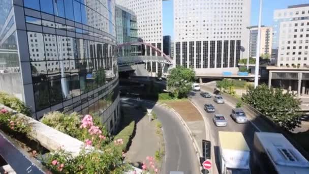 Современные небоскребы района Ла Оборона и автомобильное движение — стоковое видео
