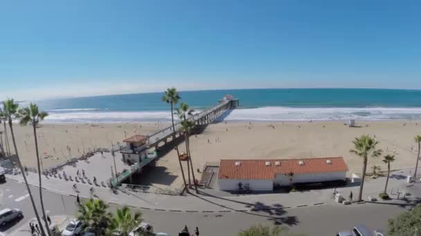 Orang-orang berjalan di dermaga Manhattan Beach — Stok Video