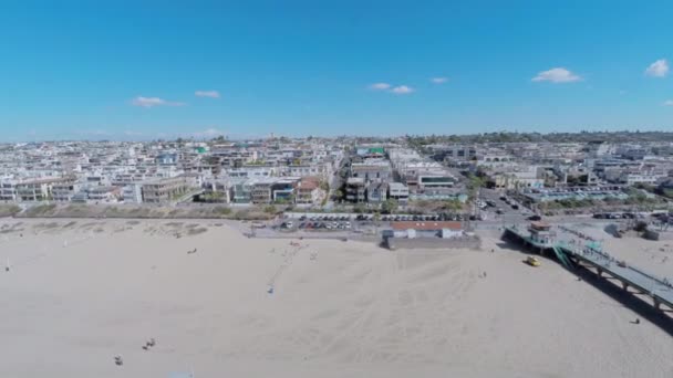 Gente caminando por Manhattan Beach Pier — Vídeo de stock