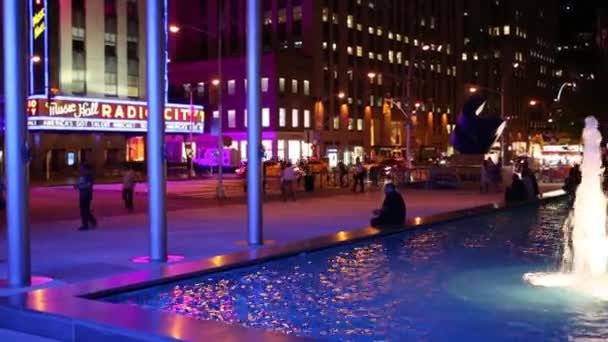 Fontana e scultura moderna di notte a New York — Video Stock