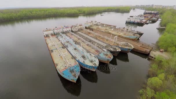 Amarre con pocos transportistas de petróleo en el río Volga — Vídeos de Stock