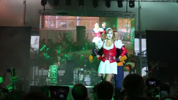 Personnes en costume Harley Quinn et le Joker sur scène — Video