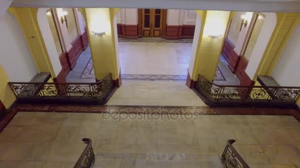 Зал зі сходами і дошкою з фотографіями вчених — стокове відео