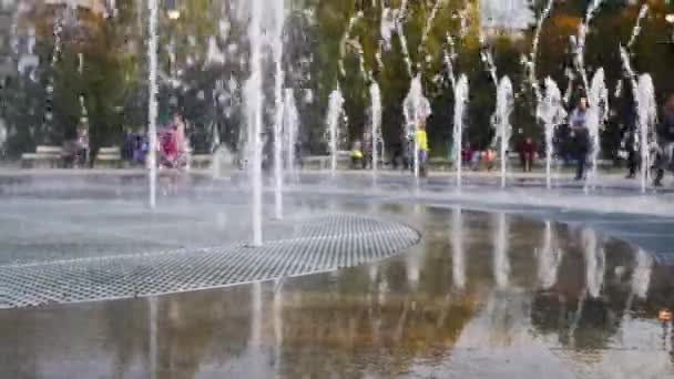 Dry fountain and people with children near it — Stock Video