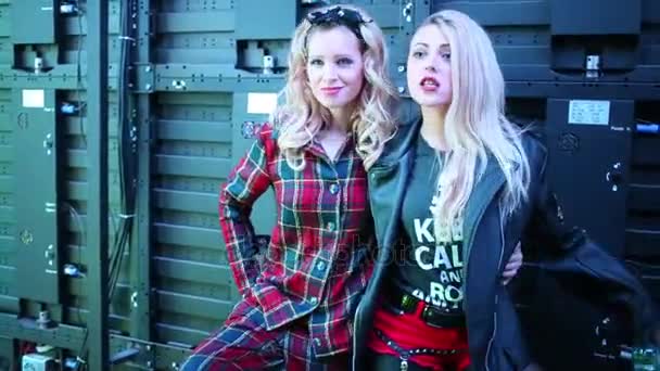 Meisjes poseren in club ruimte Moskou — Stockvideo