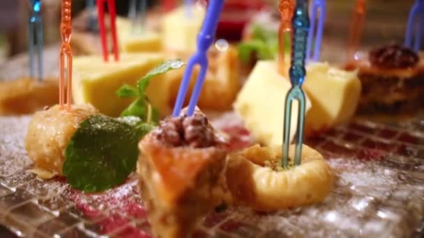 Dessert bord met stukken van taarten — Stockvideo