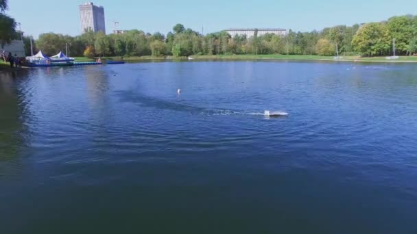 赛车在公园里的池塘上的玩具船 — 图库视频影像