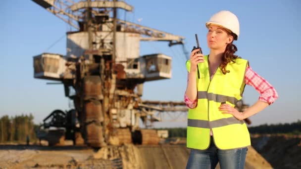 Werkneemster kijkt op een achtergrond van carrière Stacker — Stockvideo