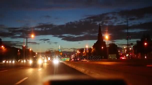 Движение по ночной дороге с освещением в Нью-Йорке — стоковое видео