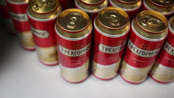 Birra in scatola Trehgornyi sullo scaffale grigio — Video Stock