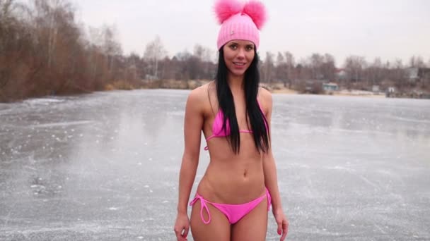 Mulher posa na pista de gelo no inverno — Vídeo de Stock