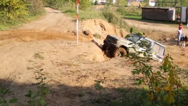 Auto gaat op zand in bossen in off-road competitie — Stockvideo