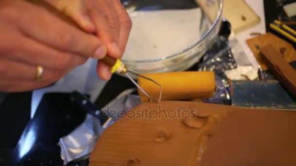 Человек, делающий линию в когтевой модели с помощью стека — стоковое видео