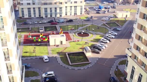 Parque infantil, aparcamiento, césped cerca de edificios — Vídeos de Stock