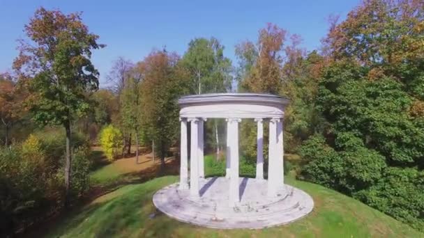 Edificio de estilo antiguo en el parque Ostankino — Vídeos de Stock